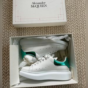 Alexander McQueen oversized sneaker in white/emerald (size 39)